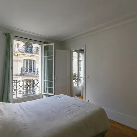 Lovely Cocoon Of Close To Parc Monceau Paris