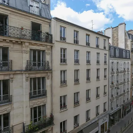 Lovely Cocoon Of Close To Parc Monceau Paris